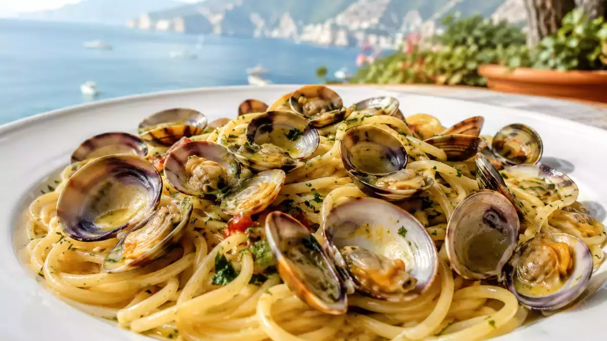 Perché a Napoli si dice pasta a vongole: dietro quella “a” c’è una storia tutta partenopea