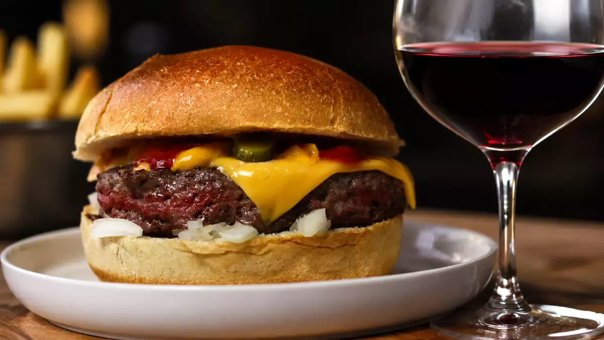 Vino e cheeseburger: abbinamenti che funzionano davvero e perché alcuni sapori si esaltano a vicenda