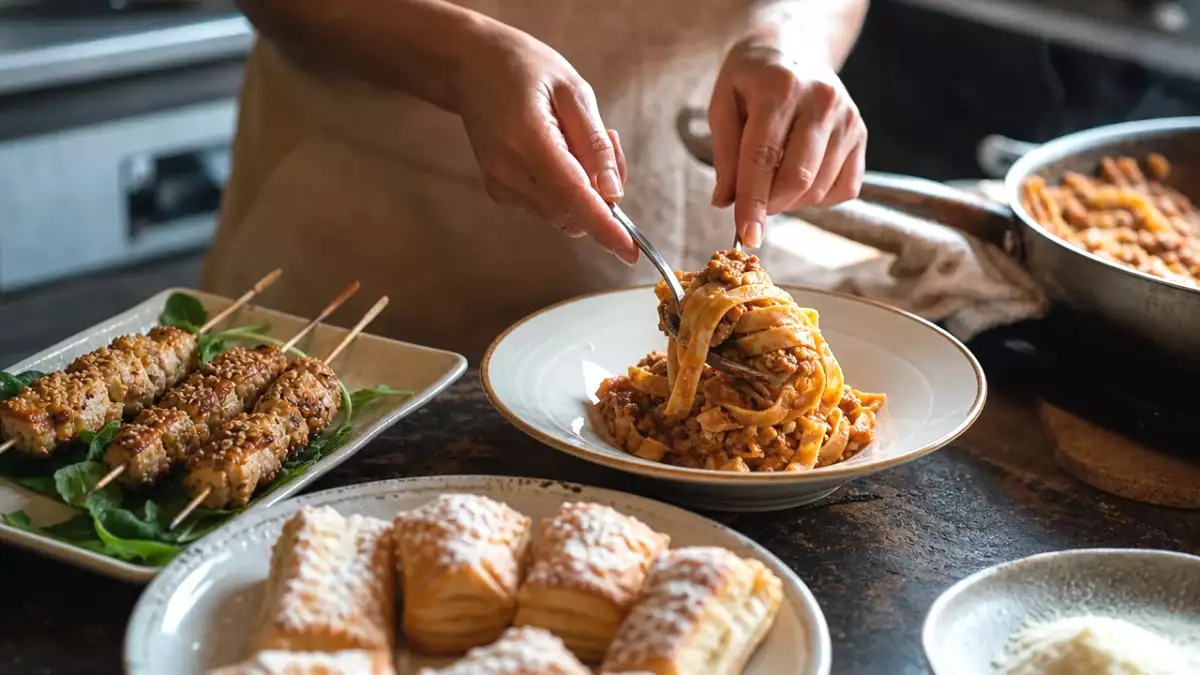 Menu del giorno, 6 settembre: mini kebab di pollo, tagliatelle al ragù e biscotti di sfoglia