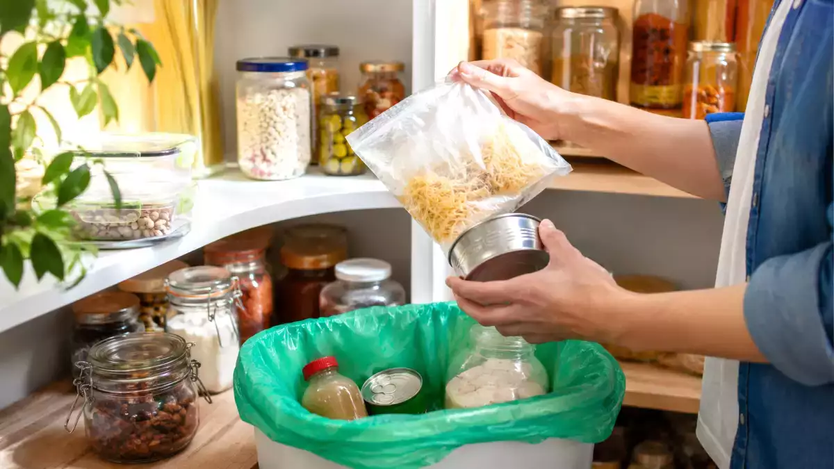 Prima di settembre controlla la dispensa: quali alimenti aperti buttare subito per sicurezza