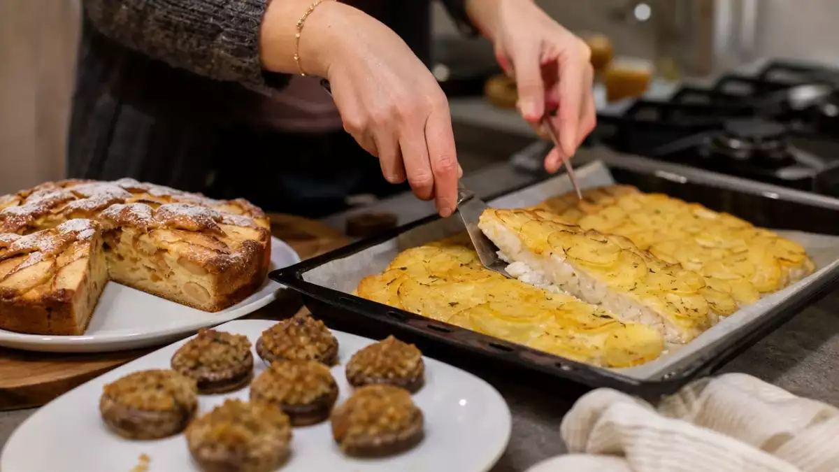 Menu del giorno, 13 settembre: funghi champignon ripieni, filetto di scorfano in crosta di patate e torta di mele soffice