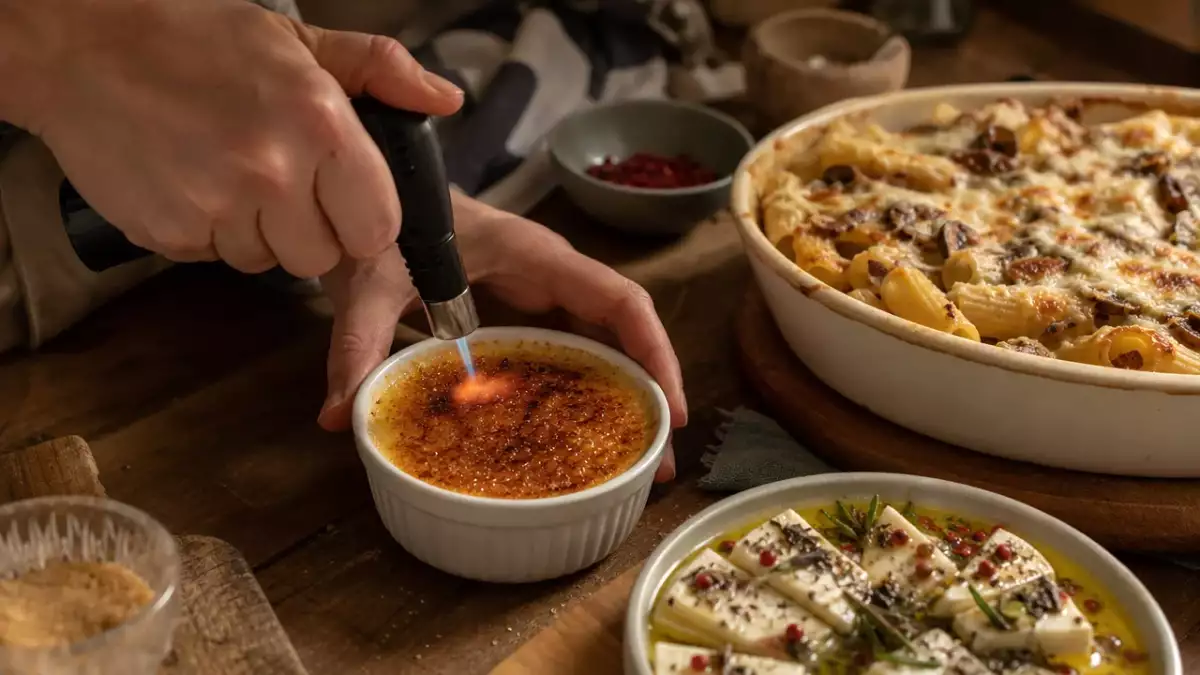 Menu del giorno, 14 settembre: antipasto di feta marinata, pasta al forno ai funghi e creme brulée