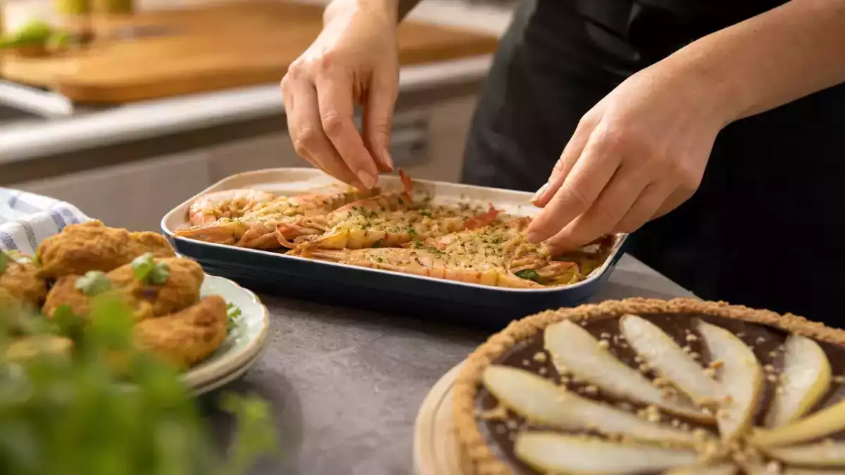 Menu del giorno, 15 settembre: crocchette di fagioli cannellini, gamberoni al forno e crostata con cioccolato e pere
