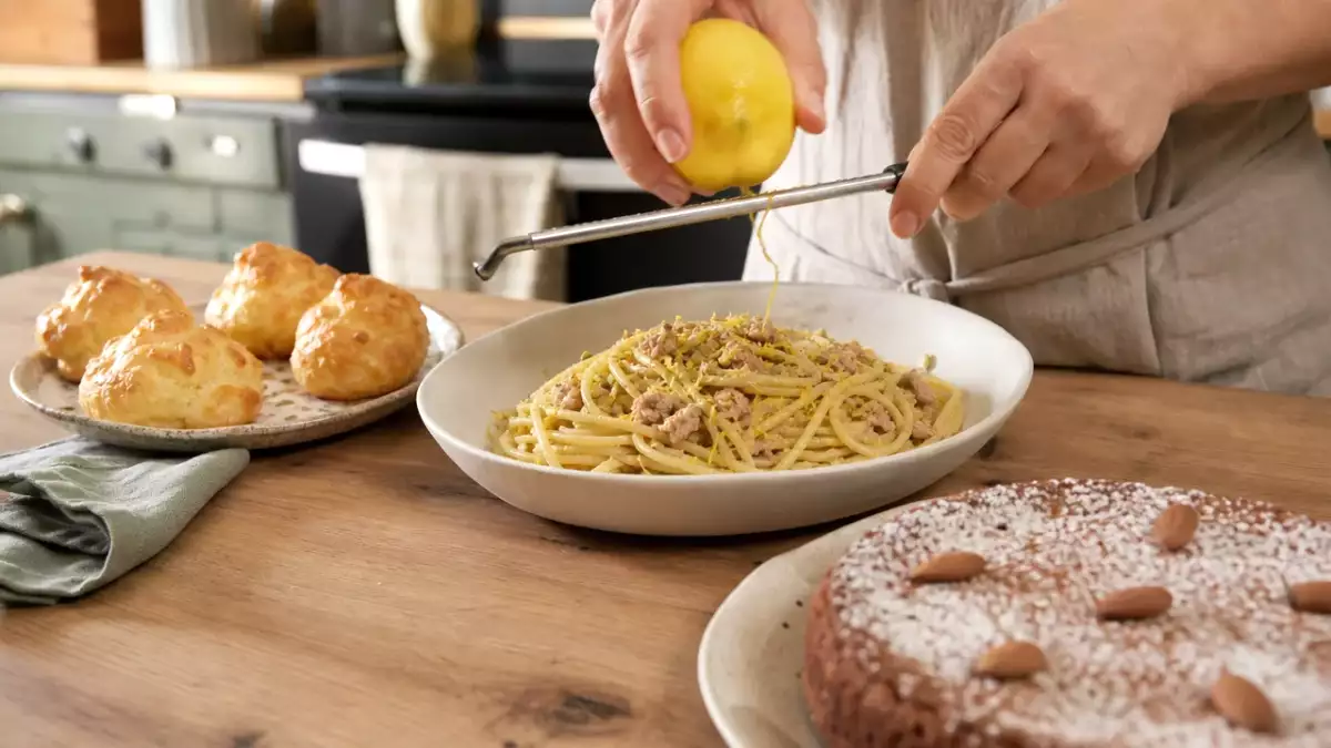 Menu del giorno, 16 settembre: gougères al formaggio, pasta con tonno e torta di mandorle senza farina
