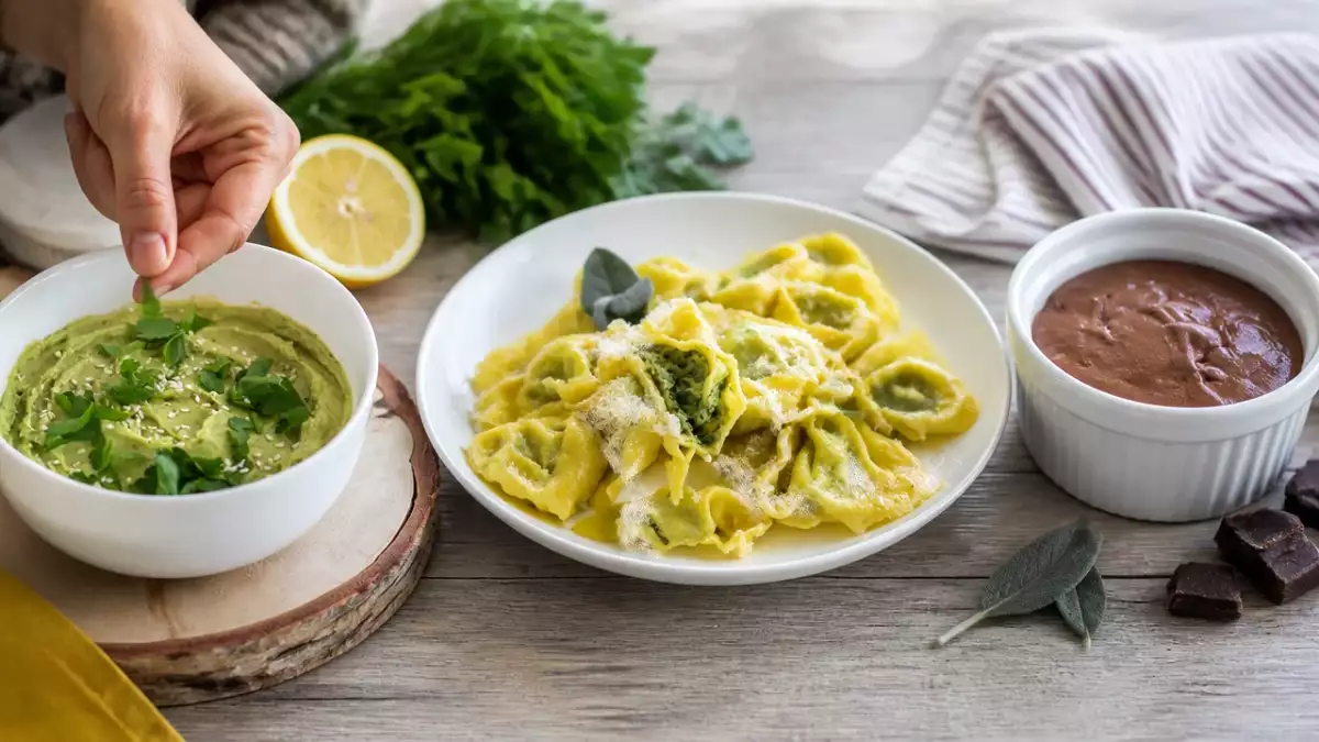 Menu del giorno, 20 settembre: hummus di avocado, tortelloni di ricotta e spinaci e mousse al cioccolato