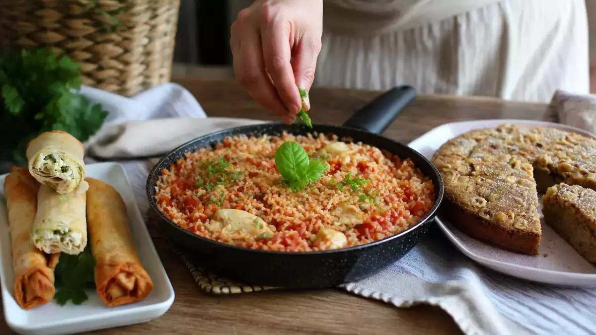 Menu del giorno, 21 settembre: involtini libanesi, pollo e riso al pomodoro, torta di nocciole senza farina