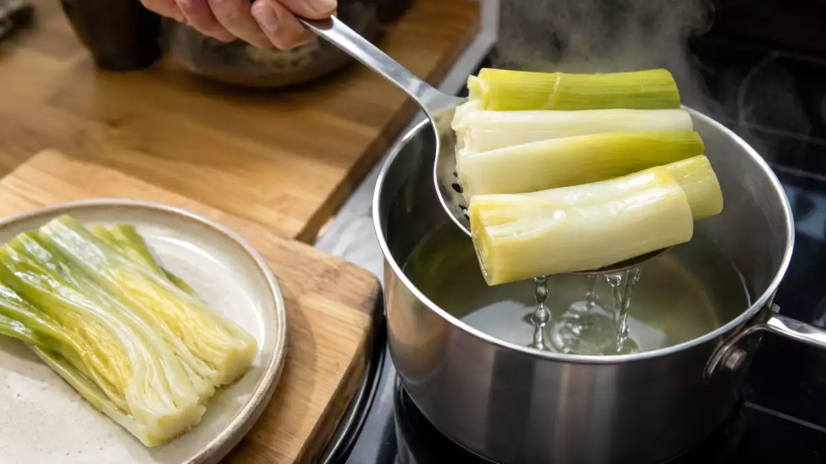 Come ottenere porri teneri e mai acquosi: il dettaglio semplice che trasforma ogni ricetta in cucina