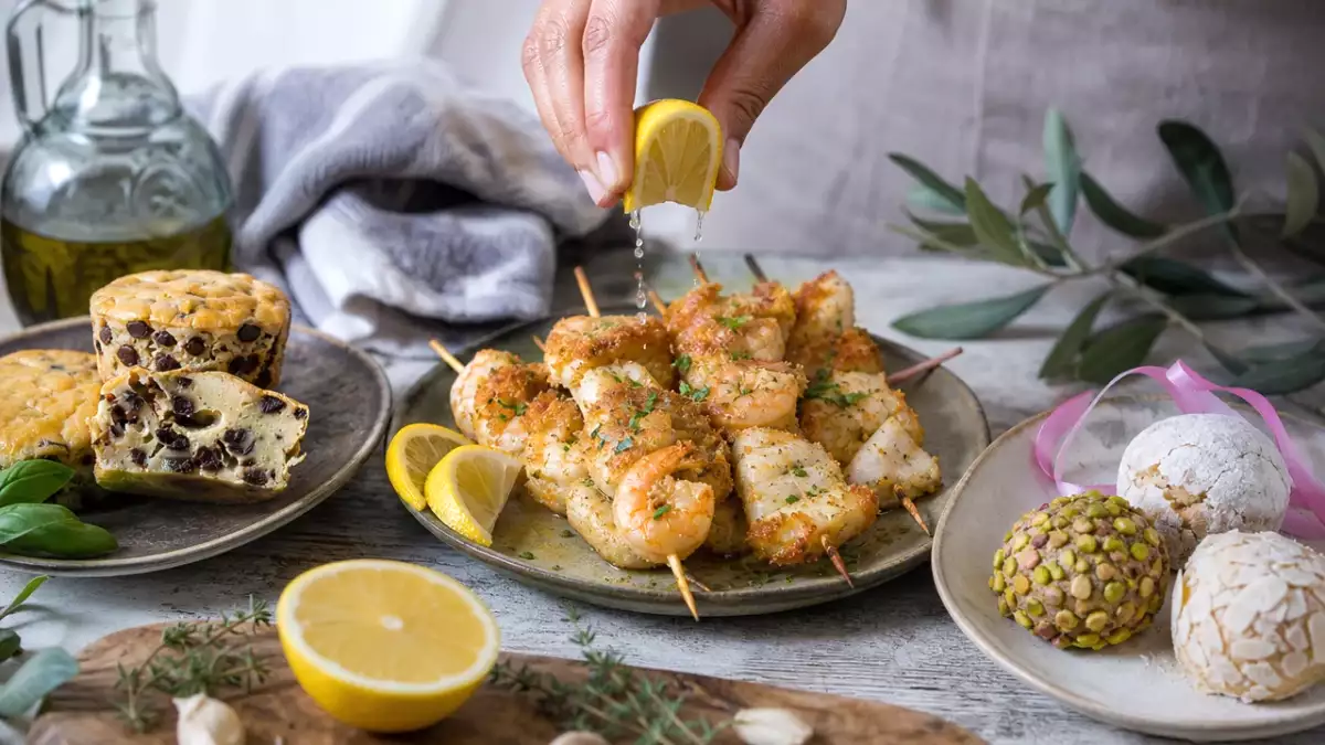 Menu del giorno, 22 settembre: tortini salati, spiedini di pesce e dolci alla mandorla e pistacchio