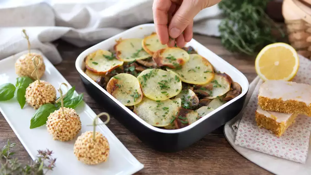 Menu del giorno, 30 settembre: antipasto di palline di formaggi, gratin di patate e funghi, brownie al limone