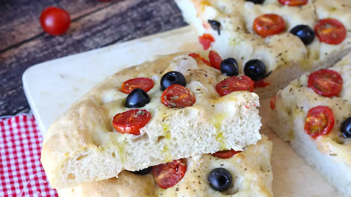 Questa focaccia alta con pomodorini e olive conquista già dal profumo: la ricetta da provare