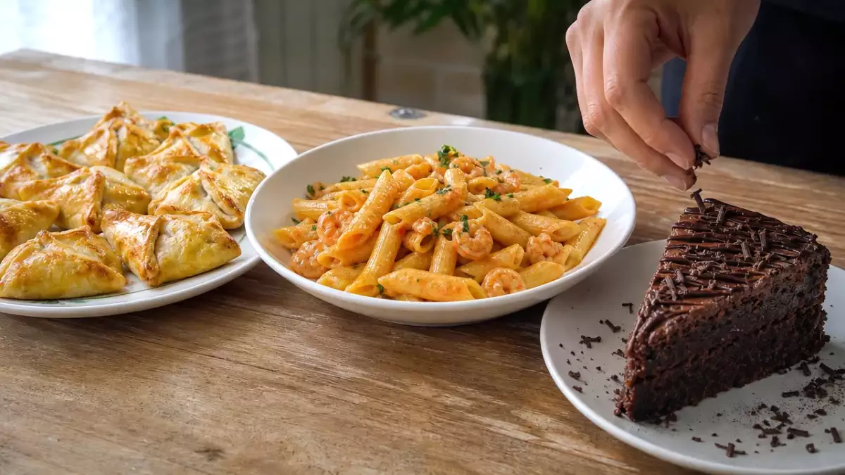 Menù del giorno, 3 ottobre: fagottini di salsiccia, penne alla garibaldina e torta al cioccolato