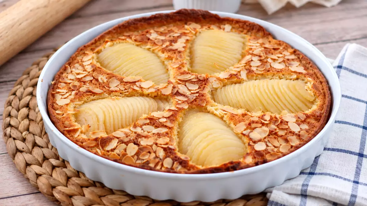 Pere e mandorle, l’abbinamento d’autunno che rende torte e dessert ancora più profumati, morbidi e irresistibili