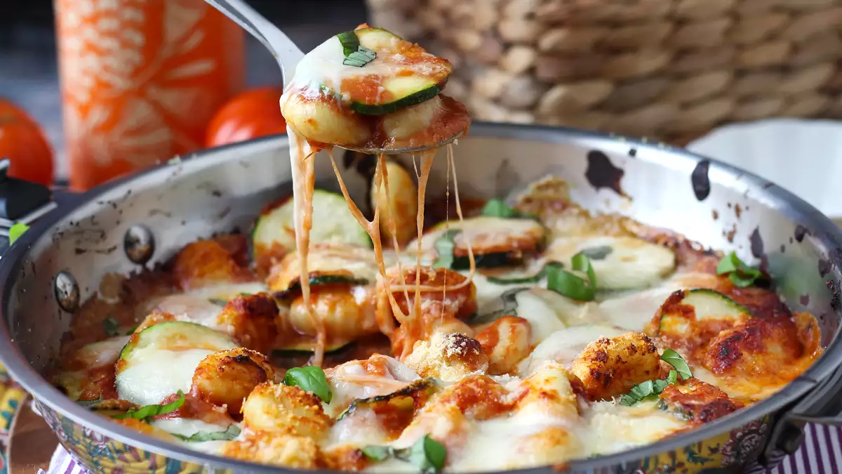 Non hai tempo per cucinare? Questo gratin di gnocchi dal cuore fondente è pronto in meno di 30 minuti ed è perfetto per una cena veloce e super golosa