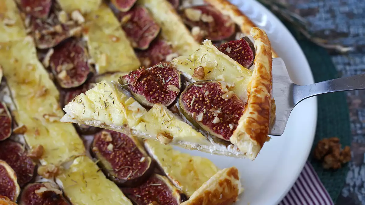 Fichi, brie e noci: la crostata sottile di fine settembre che profuma d’autunno e porta in tavola il lato più goloso dei fichi di stagione