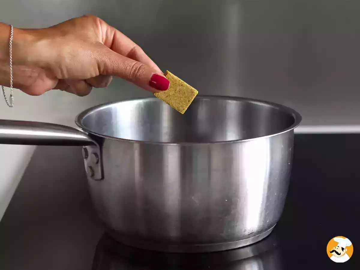 Anti spreco: imparate a fare il brodo vegetale fatto in casa con le bucce!