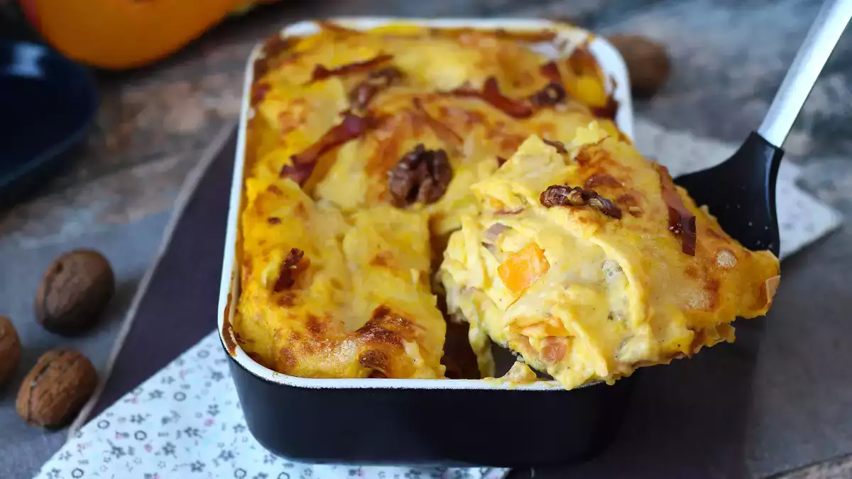 La lasagna che profuma d’autunno: cremosa dentro, croccante sopra e perfetta per le prime domeniche fresche