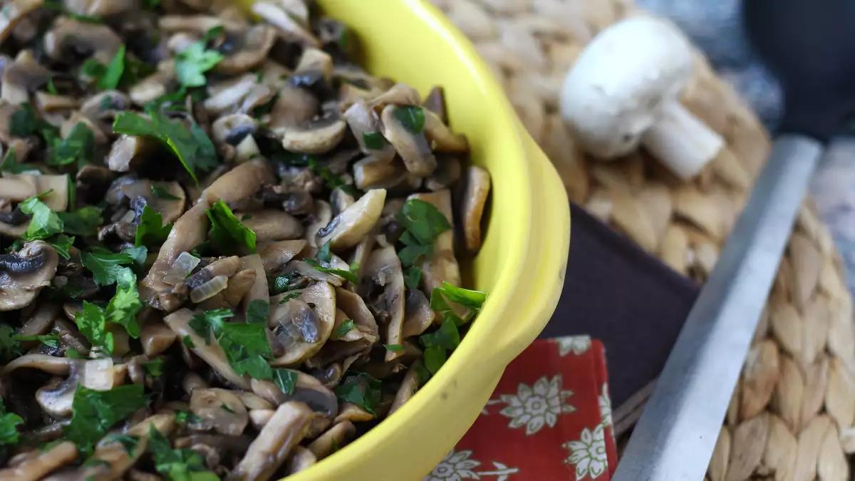 Funghi in padella, quando aggiungere il sale durante la cottura? Il momento giusto per esaltarne il sapore e ottenere un risultato davvero gustoso