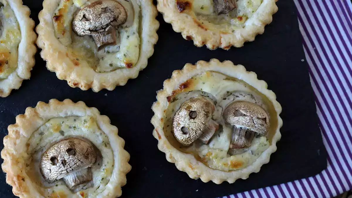 Tartellette ai funghi per Halloween, l’aperitivo facile che fa subito festa