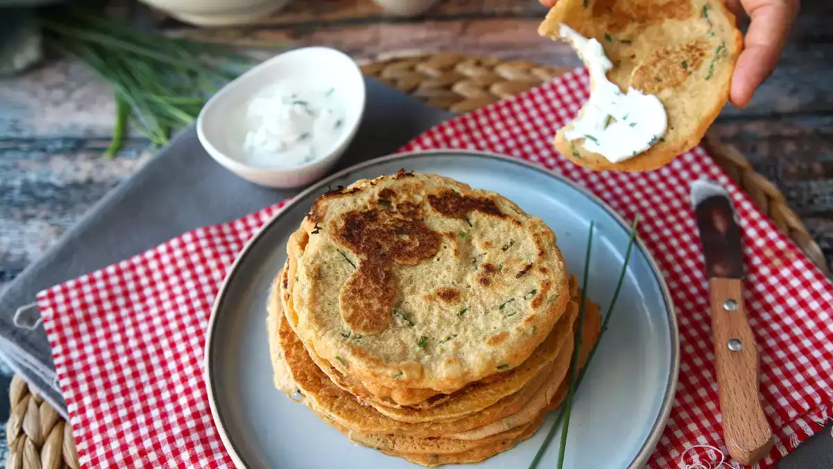 Soffici, leggeri e ricchi di proteine: questi pancake salati hanno un ingrediente che ti sorprenderà