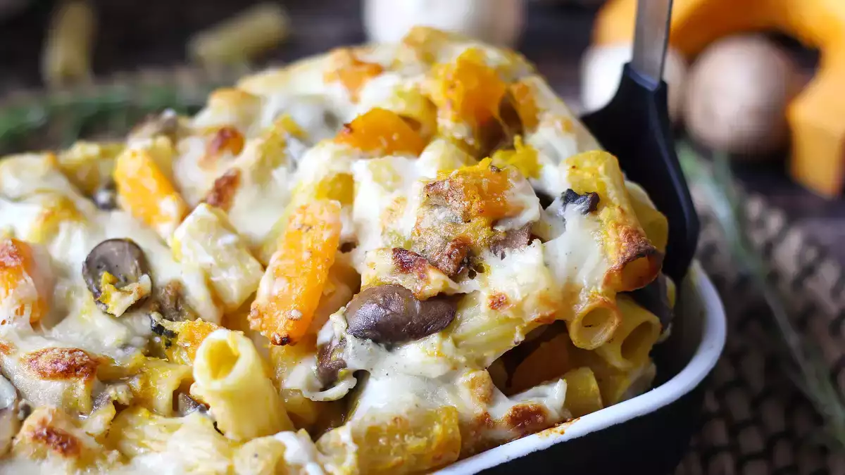 Questa pasta al forno unisce cremosità e profumo d’autunno, portando in tavola i sapori di stagione