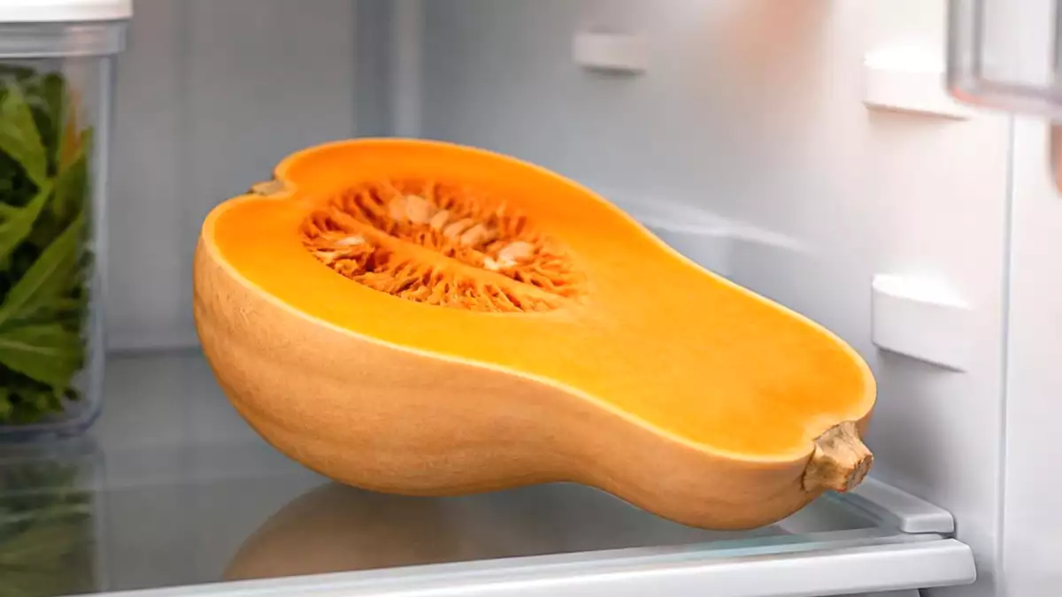 Hai tagliato la zucca? Ecco per quanto tempo si conserva in frigo, meno di quanto immagini