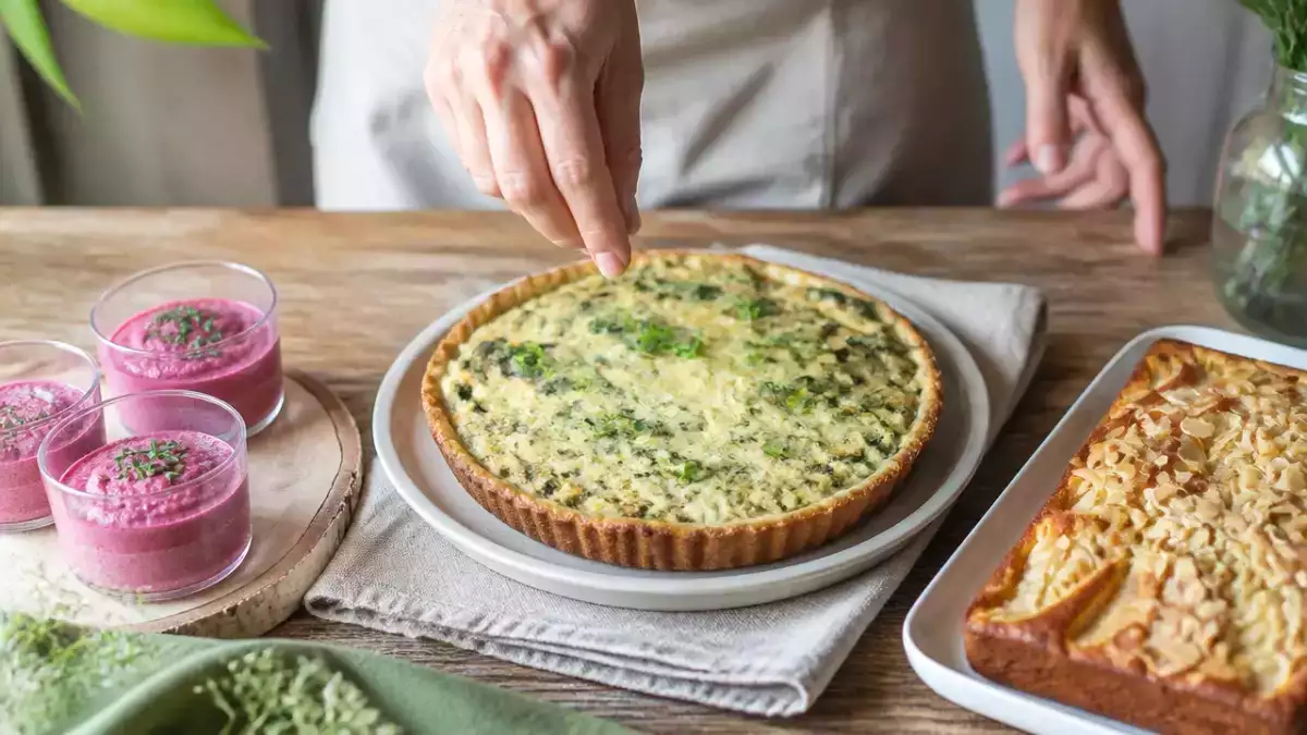 Menu vegetariano, 19 ottobre: barbabietola cremosa, torta di spinaci e profumo di pere
