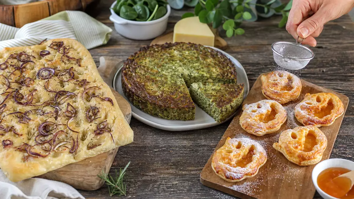 Menù del giorno, 26 ottobre: focaccia al rosmarino, torta cremosa agli spinaci e sfogliatine di Halloween