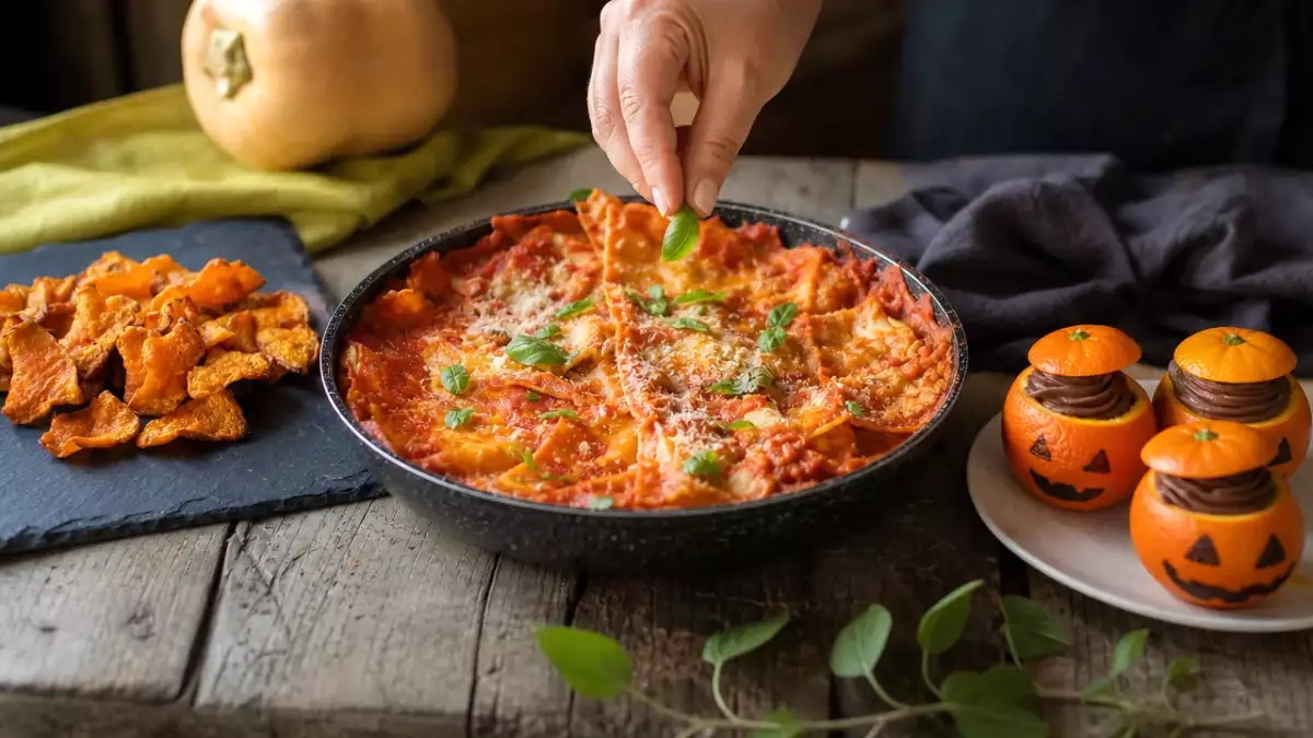 Menù del giorno, 30 ottobre: chips di zucca, lasagne in padella e clementine di Halloween