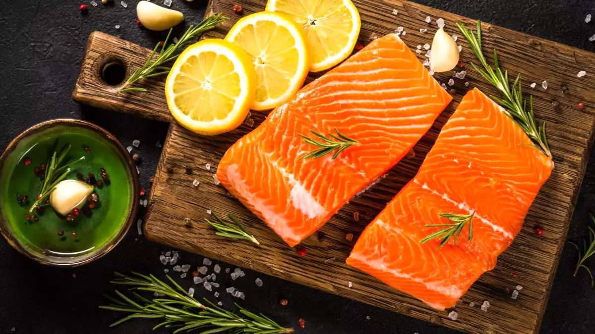 Il pesce diventa bianco con il limone, ma non è cotto: ecco perché il colore può ingannare