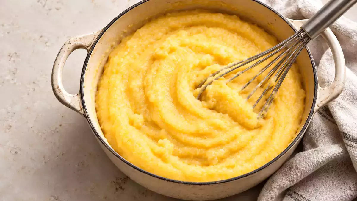 Polenta piena di grumi? Ecco perché succede e come recuperarla senza ricominciare da capo