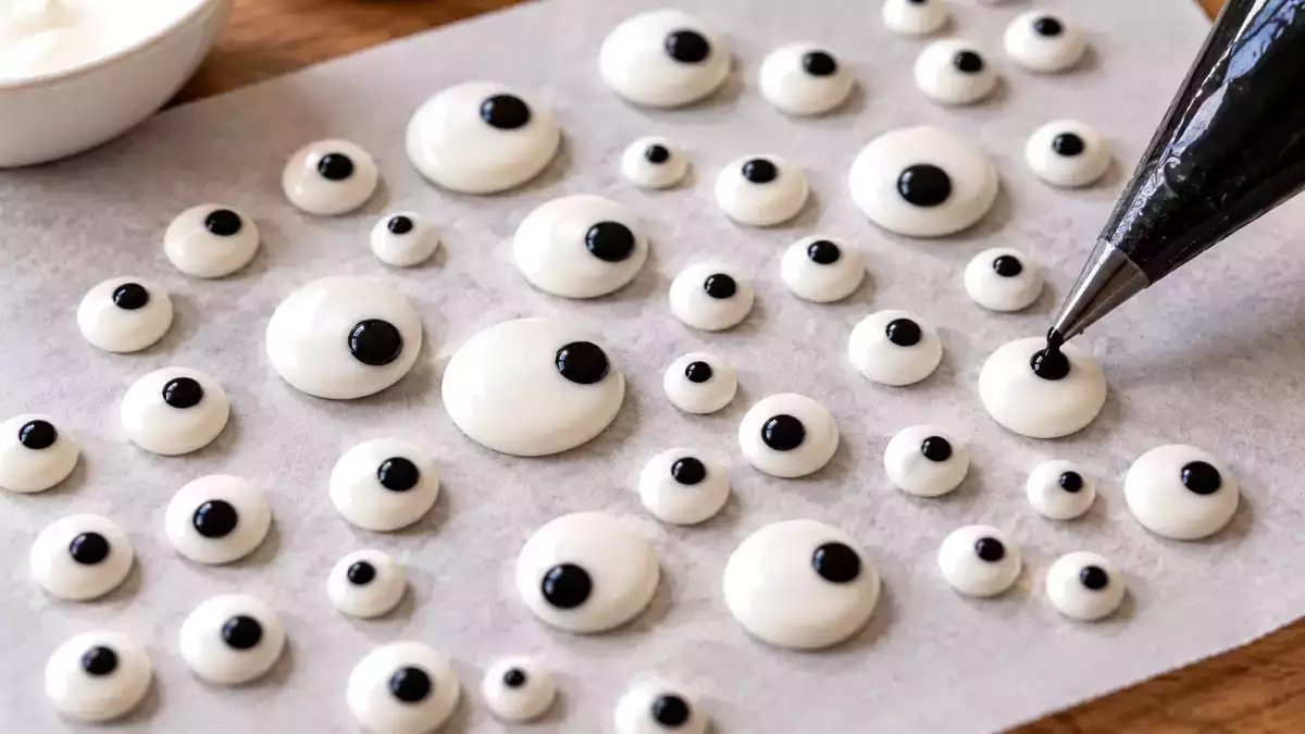 Dolcetto o scherzetto? Ecco come preparare in casa gli occhietti di zucchero per Halloween