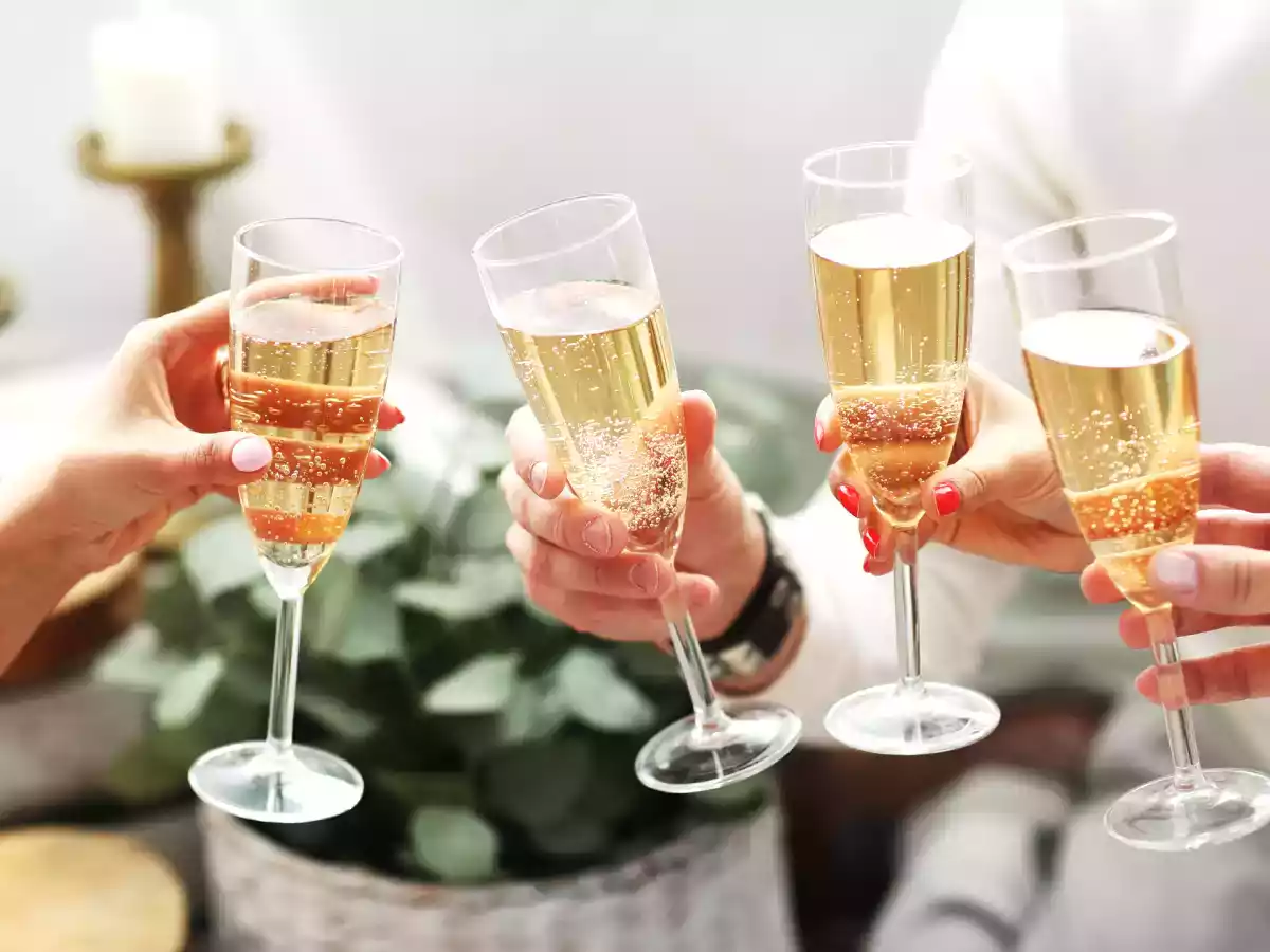 Un cucchiaino nel prosecco per salvare le bollicine. Cosa c'è di vero dietro questo mito?