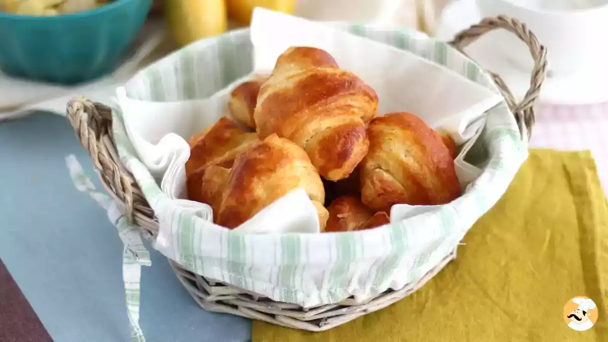 Qui non si spreca nulla: come riutilizzare un croissant (o un cornetto vuoto) che è diventato raffermo!