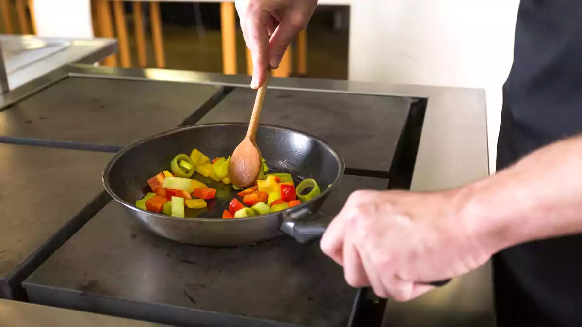 Le padelle antiaderenti sono davvero sicure per la salute? Scopri cosa c'è da sapere su questi strumenti da cucina