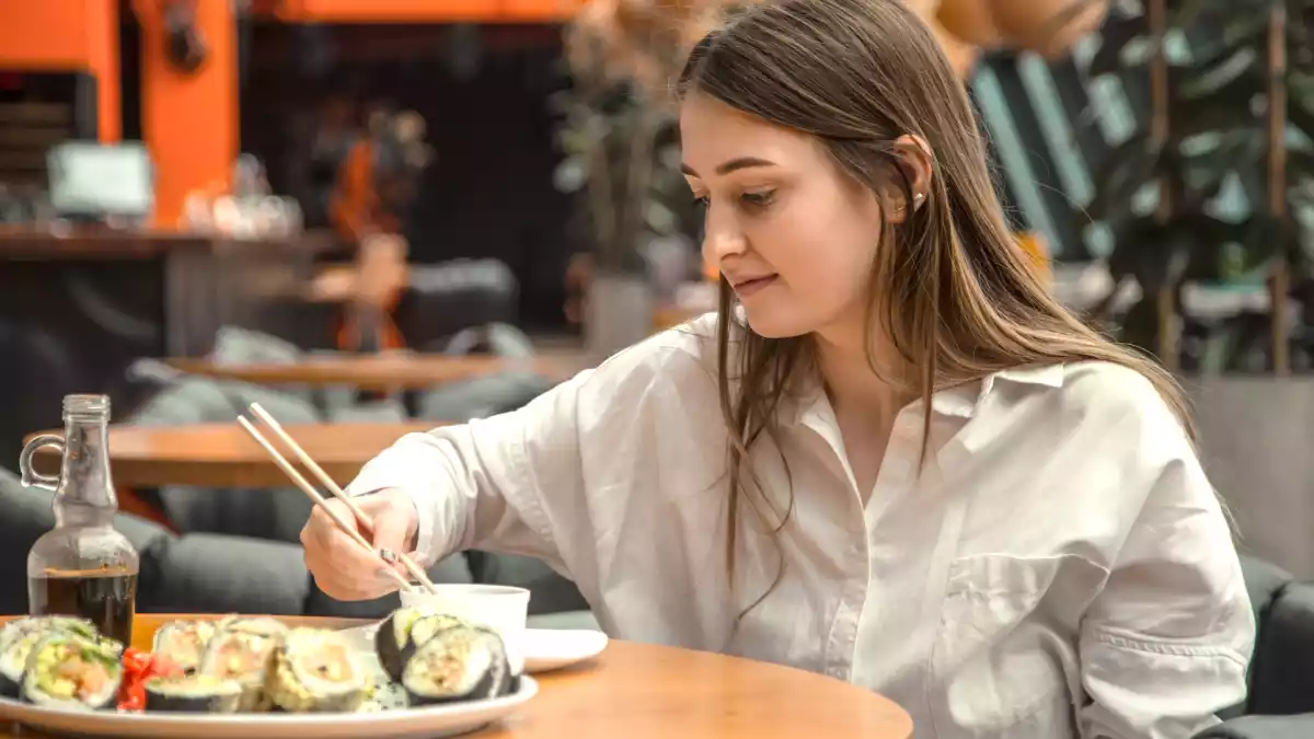 Se mangiate il sushi in questo modo, state sbagliando: quello che un giapponese non farebbe mai.