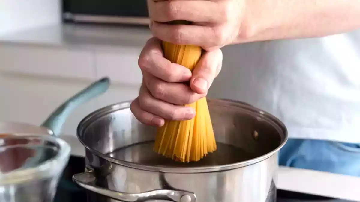 Cottura della pasta: errori comuni che possono favorire la crescita di batteri e come evitarli.