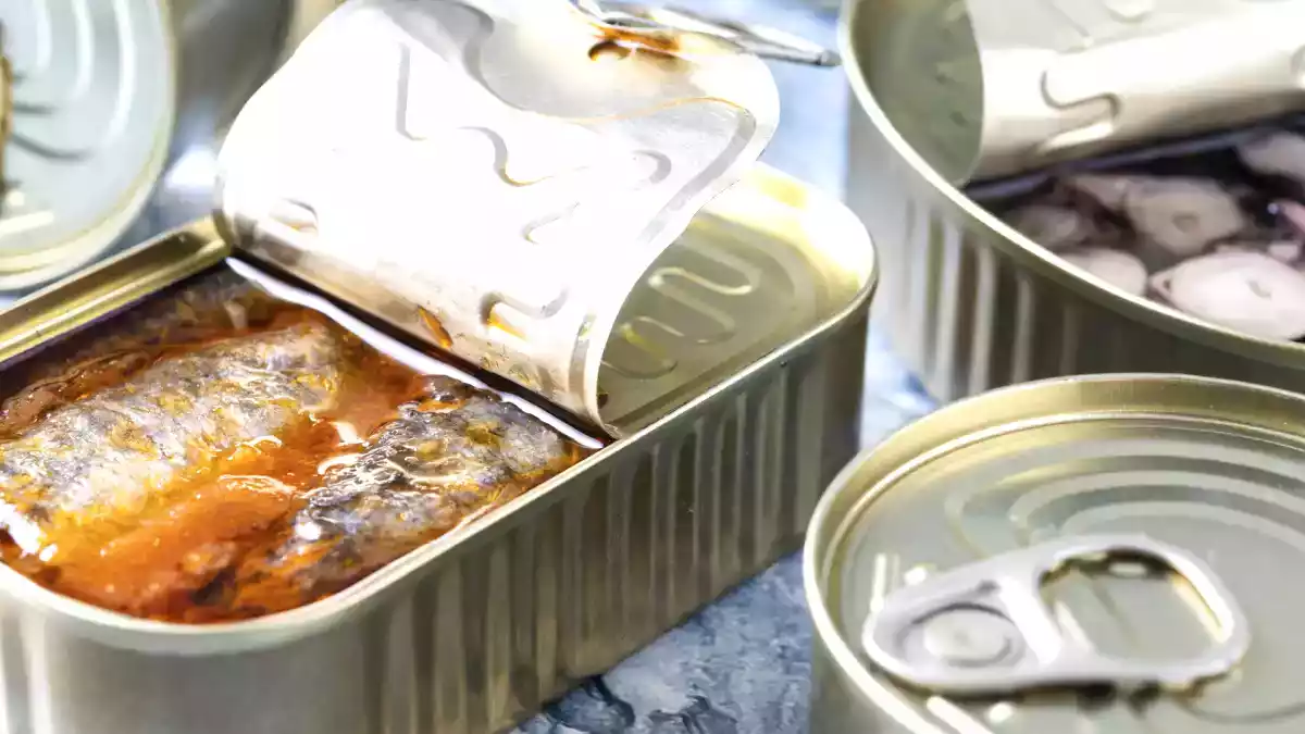 Lattine aperte in frigo: un pericolo nascosto per la tua salute?