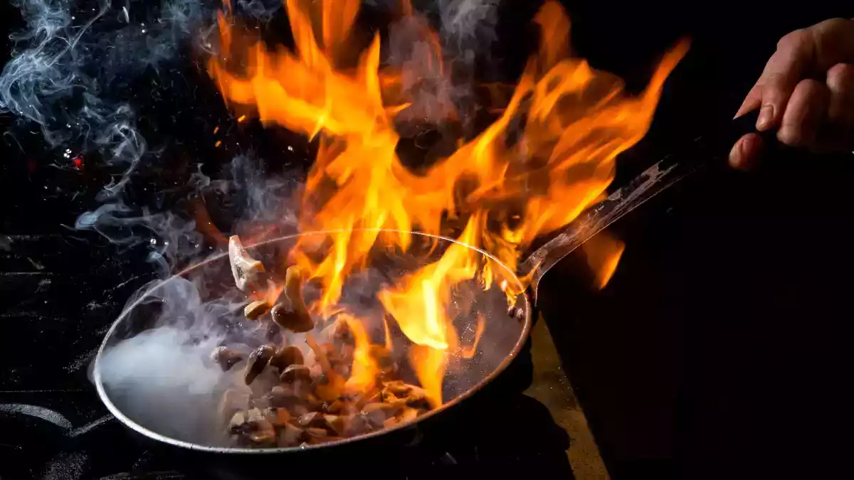 Non spegnere MAI un incendio da grasso così! L'errore che ti mette in pericolo!