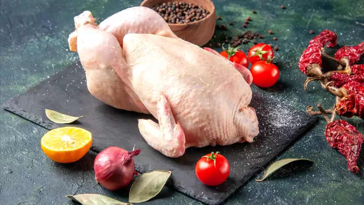 Lavate ancora il pollo crudo? Ecco perché dovreste smettere immediatamente!