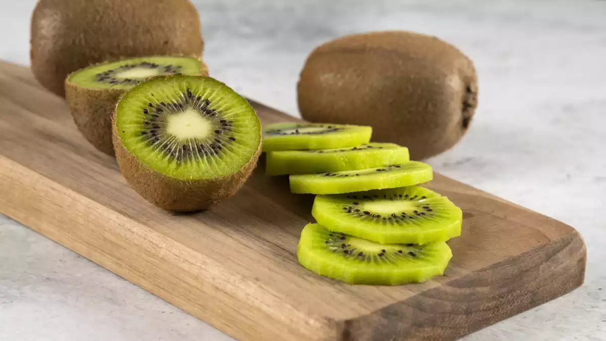 Perché tante persone mangiano i kiwi con la buccia, è solo una moda o una tendenza salutare?