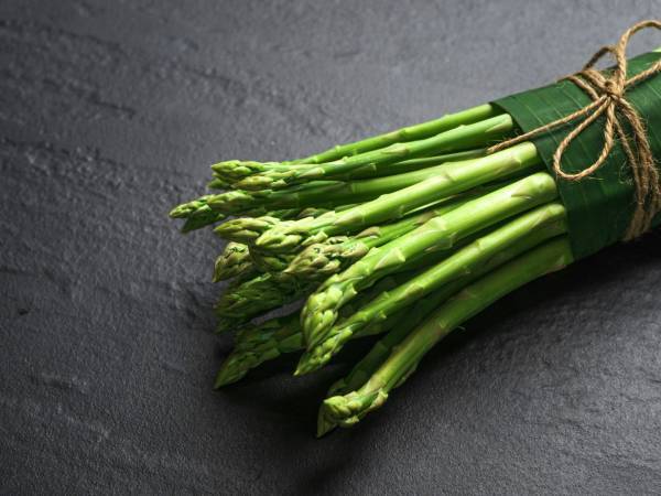 Perché la pipì ha un odore strano dopo aver mangiato gli asparagi?