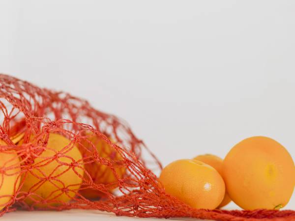 Il segreto delle reti colorate su frutta e verdura del supermercato