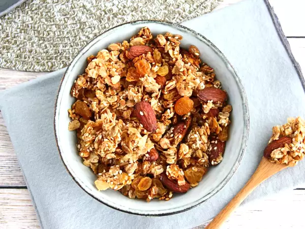 Granola fatta in casa: la ricetta sana e croccante per una colazione piena di energia (pronta in pochi minuti)