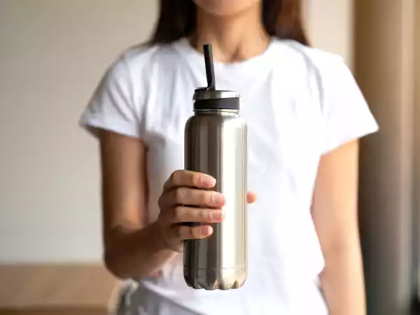 Bere più acqua ogni giorno: perché (e come) la borraccia con cannuccia può cambiarti la vita