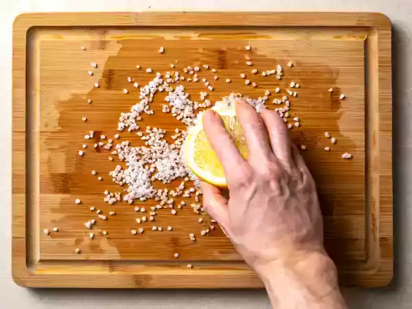 Taglieri di legno puliti e profumati: la guida semplice e green