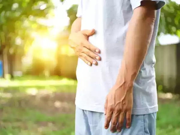Pancia gonfia in estate? Scopri perché la digestione rallenta e cosa mangiare