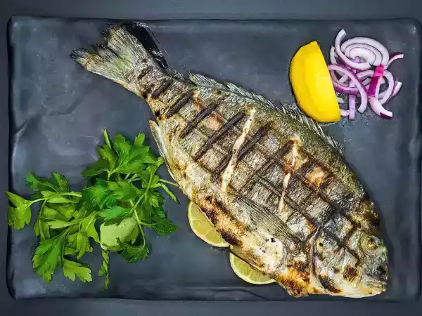 I trucchi per non far attaccare il pesce alla griglia che tutti dovrebbero conoscere