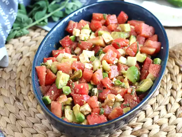 L’insalata brucia-grassi che ti sazia davvero (perfetta per l’estate!)