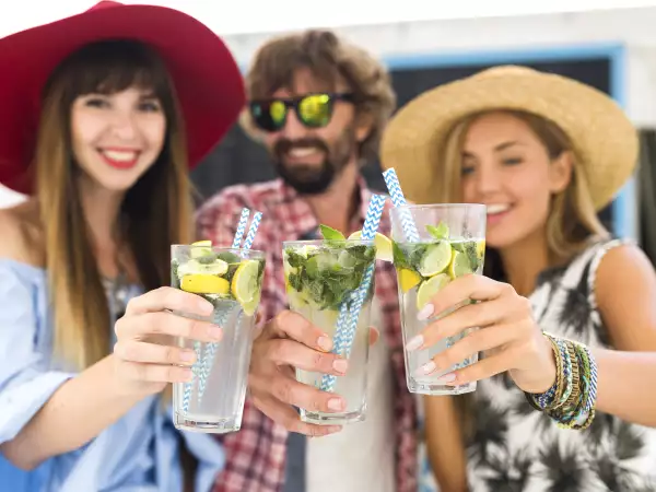 Cocktail dal mondo: 7 drink iconici per brindare come un local