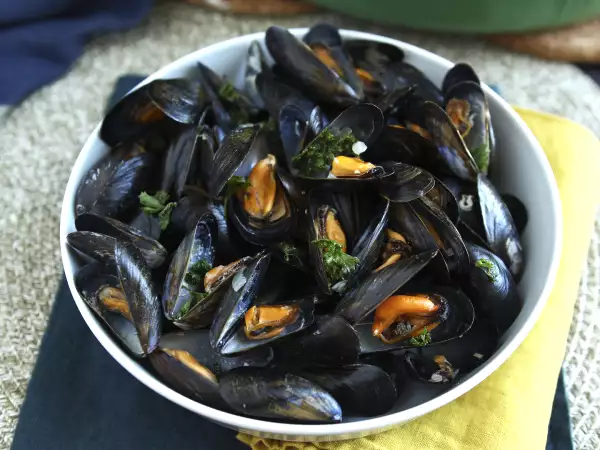 Cozze fresche a casa? Ecco come pulirle bene in 3 passaggi
